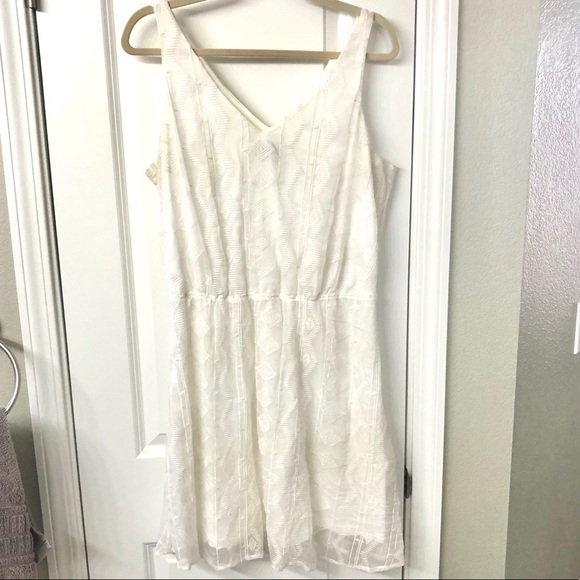 GAP Dresses & Skirts - GAP white sleeveless v-neck dress with design